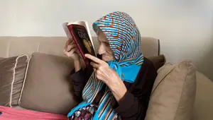 Bir gözü görmeyen 70 yaşındaki Sema Teyze ayda 20 kitap okuyor