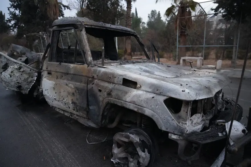 Münbiç'ten kaçan teröristler araçlarını ateşe verdi 