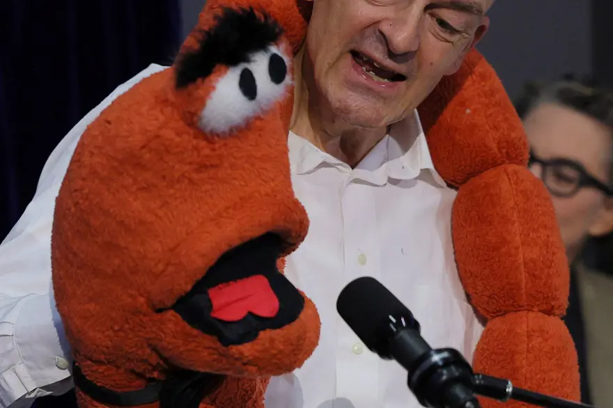 İNEKLERİN ÜZERİNE KEDİ KOYMAK ÜRETİMİ ARTIRIYOR 7 İNEKLERİN ÜZERİNE KEDİ KOYMAK ÜRETİMİ ARTIRIYOR 7