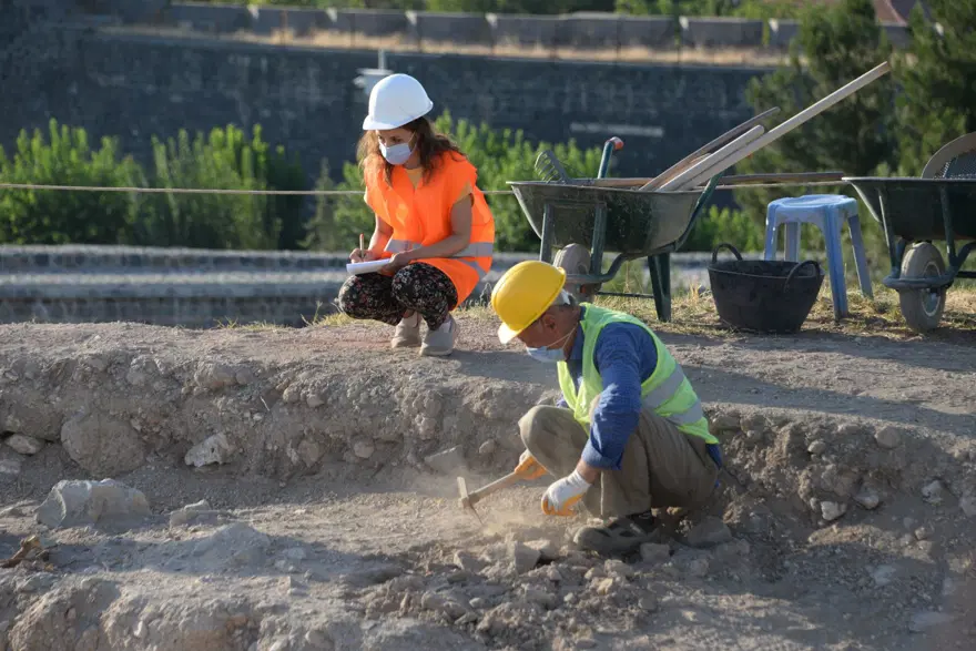 Diyarbakır'daki 8 bin yıllık Amida Höyük'te kazı çalışmalarına başlandı Diyarbakır'daki 8 bin yıllık Amida Höyük'te kazı çalışmalarına başlandı