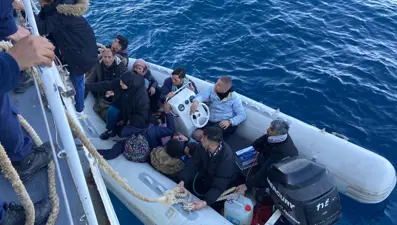 İzmir açıklarında 92 düzensiz göçmen yakalandı