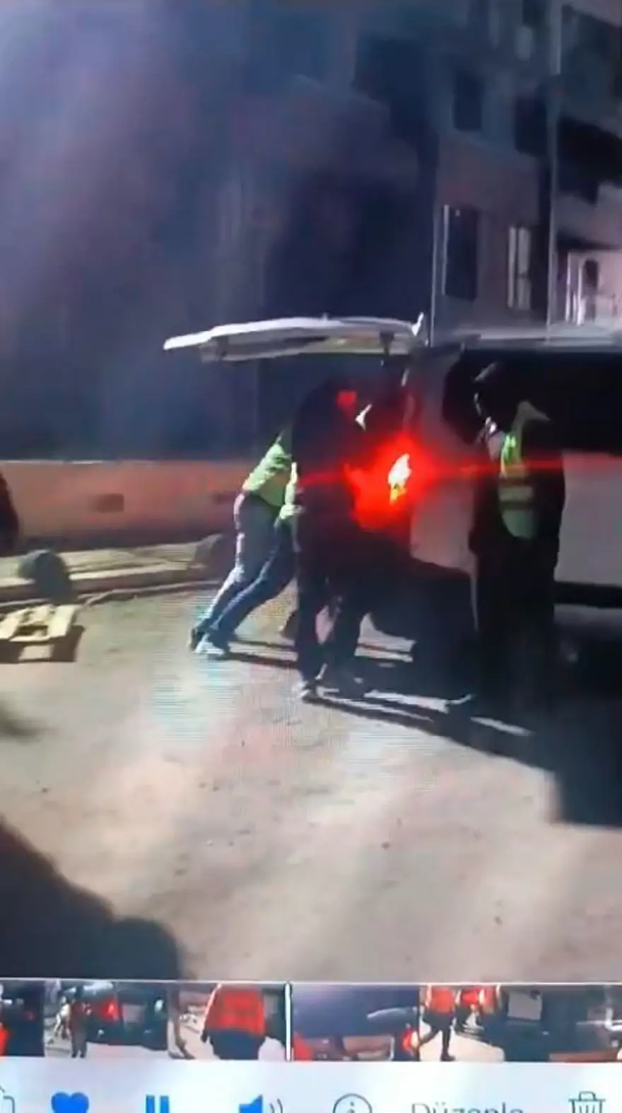 İstanbul’dafilm gibi hırsızlık: Şantiye çalışanı gibi giyinip minibüsle soygun yaptılar 2