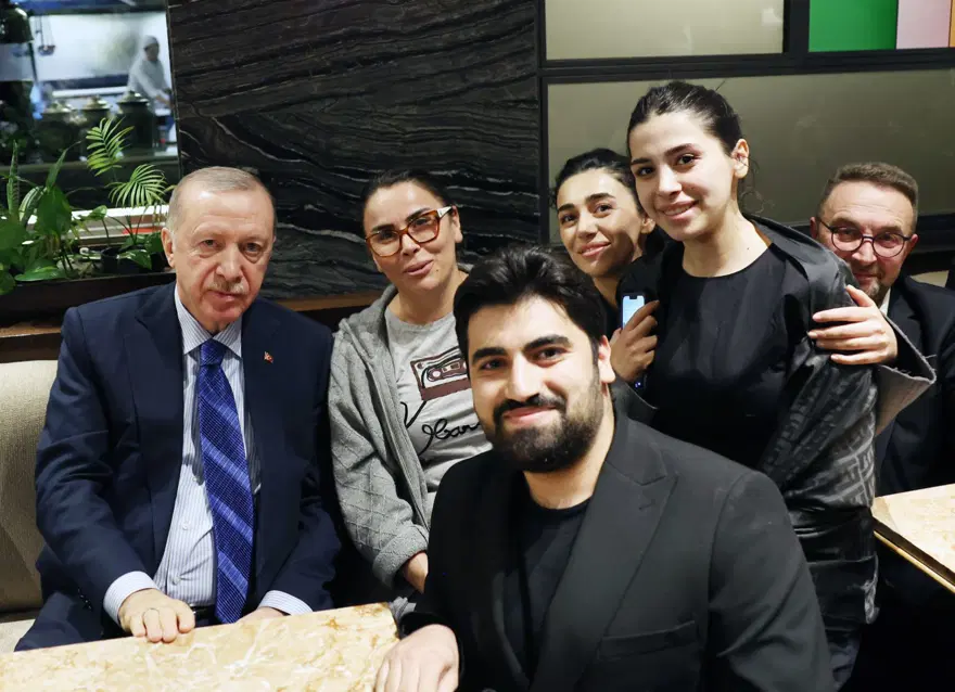 Cumhurbaşkanı Erdoğan'dan kafe sürprizi Cumhurbaşkanı Erdoğan'dan kafe sürprizi