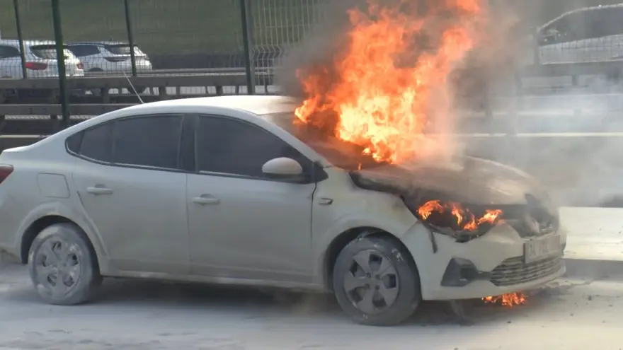 D-100'de araç yangını: Trafik durdu 