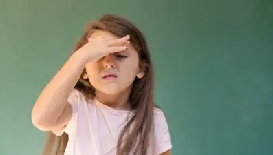 Çocuk doktoru uyardı: Baş ağrısında "kırmızı bayrak" belirtiler