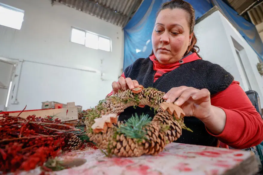 Antalyalı kadınlar Avrupa'ya Noel çelengi üretiyor 7