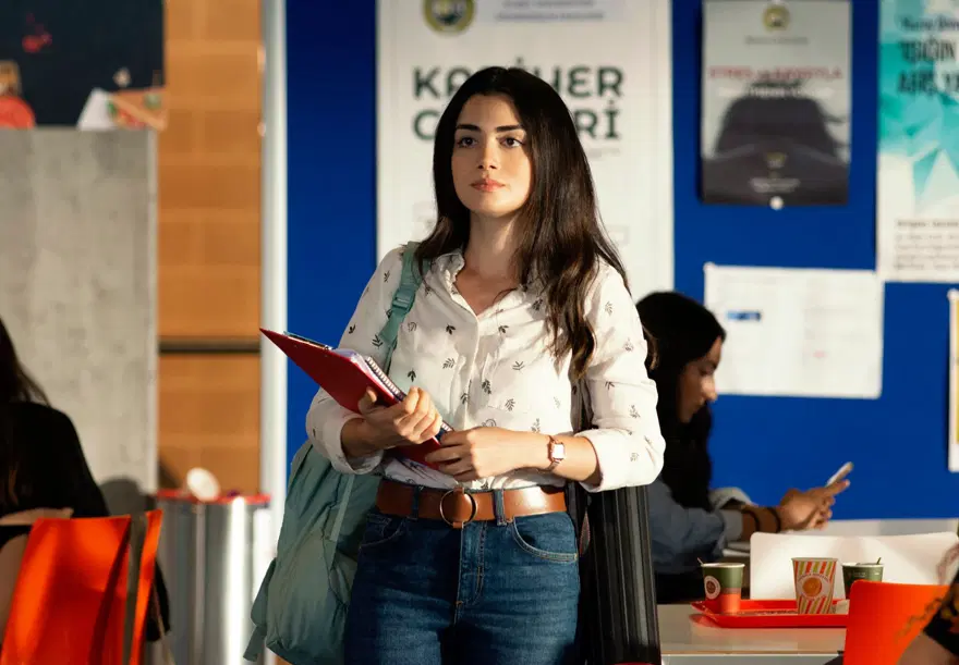 Sol Yanım ilk bölümde Serra, okula limuzinle giderek tüm bakışların üzerinde toplayacak 1 Sol Yanım ilk bölümde Serra, okula limuzinle giderek tüm bakışların üzerinde toplayacak 1