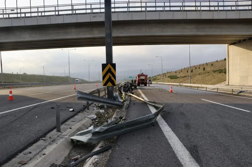 Kuzey Marmara Otoyolu'nda otomobil bariyere ok gibi saplandı: 2 ölü 3