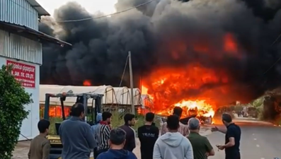 Antalya'da geri dönüşüm tesisi alev alev yandı