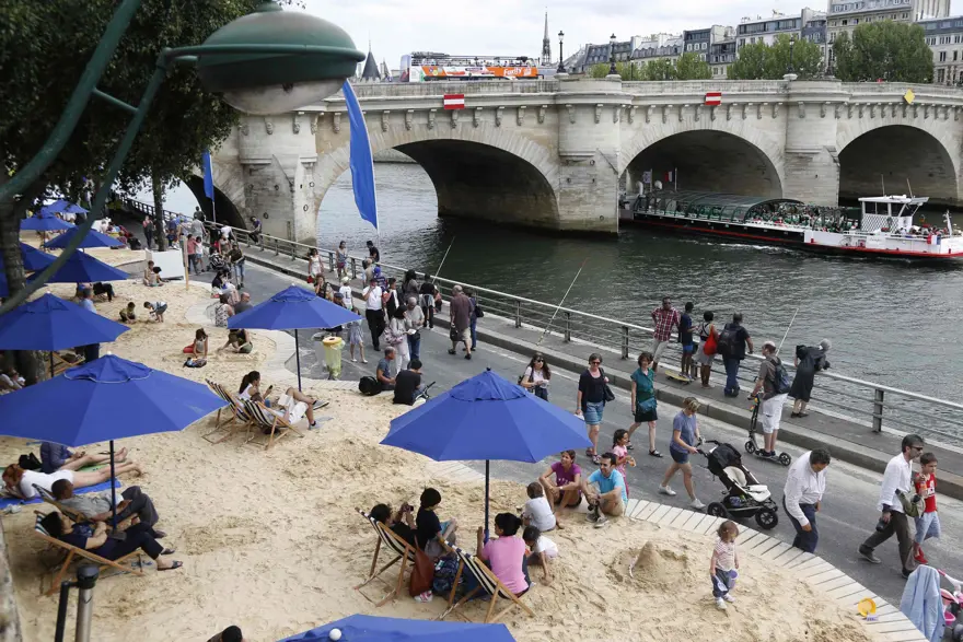 Tatile gidemeyenler Paris'i plaja çevirdi 2