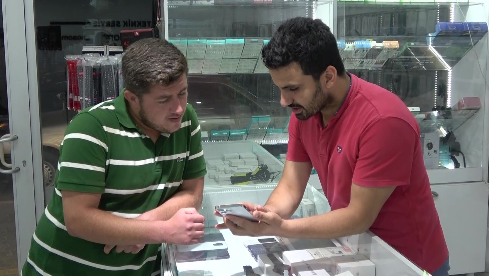 372 gün su altında kalan telefonu buldu: Tamir edip, sahibine teslim etti