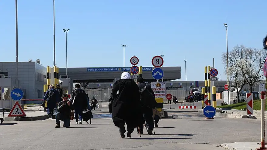Türk seçmenler Bulgaristan'a yürüyerek geçiyor 