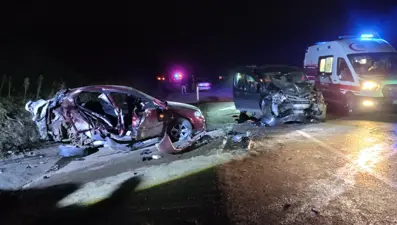 Hafif ticari araçla otomobil çarpıştı: 7 yaralı