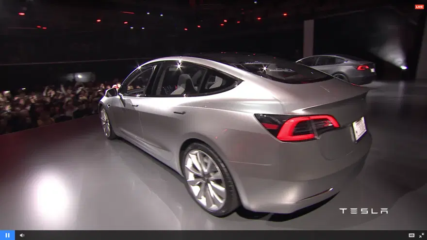 Tesla Model 3 görücüye çıktı 30