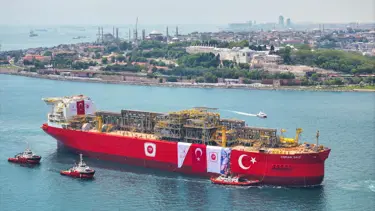 Türkiye'nin ilk yüzer doğalgaz üretim platformu İstanbul Boğazı'nda