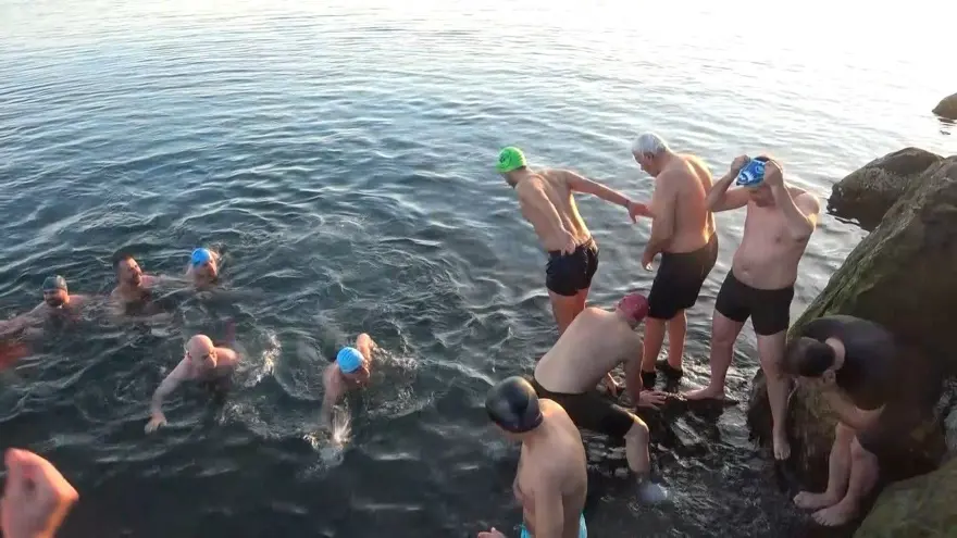 Çılgın Karadenizliler: Buz gibi suda 800'e yakın kulaç atıyorlar 