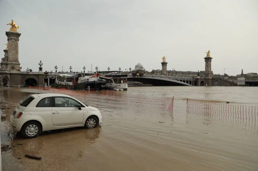 Paris'te Seine Nehri yükseldi 
