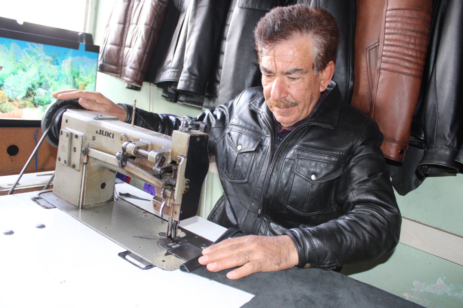 66 yaşında mesleğini severek yapıyor: Ham deriler, elinde sanata dönüşüyor