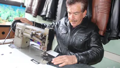 66 yaşında mesleğini severek yapıyor: Ham deriler, elinde sanata dönüşüyor