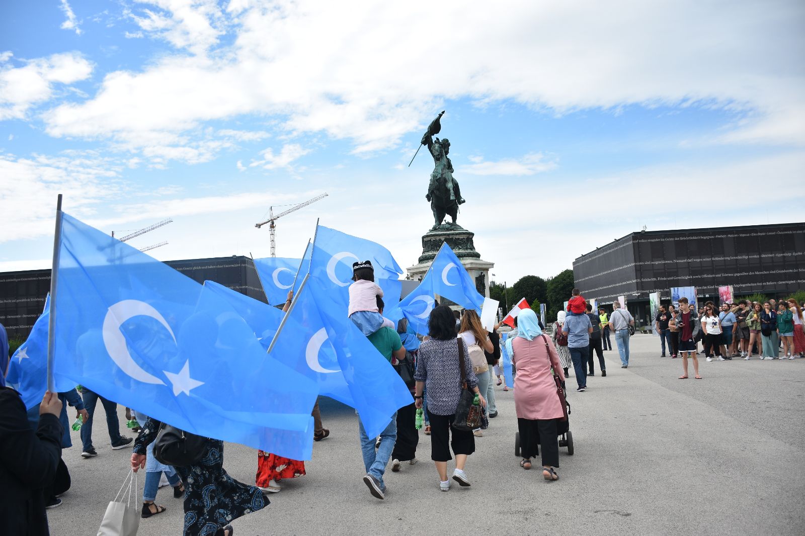 Avusturya'da Uygur Türkleri Çin'i protesto etti