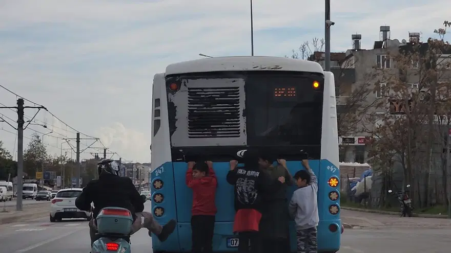 Otobüse tutunan patenli çocukların tehlikeli yolculuğu 4