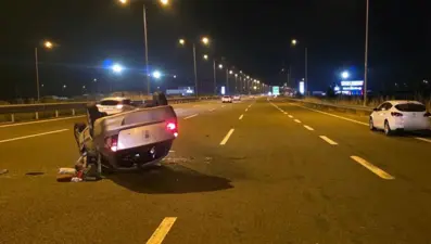 9 yaşındaki çocuk takla atan otomobilden yola savruldu