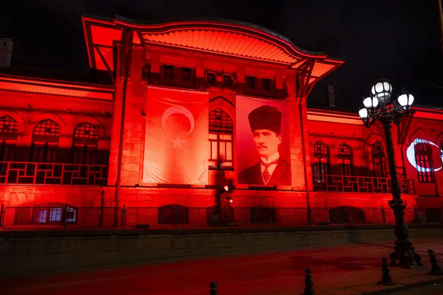 Birinci Meclis Binası ve Atatürk Cumhuriyet Kulesi Türk bayrağı renklerine büründü 4