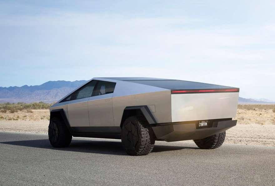 İlk Tesla Cybertruck banttan indi: Gelecekten gelmiş gibi! 1