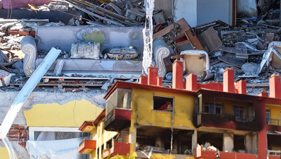 Konya'da patlama: Doğalgaz borusunu kesti, apartman enkaza döndü