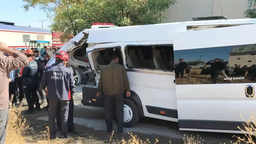 Yolcu treni, öğrenci servisine çarptı: Yaralılar var Yolcu treni, öğrenci servisine çarptı: Yaralılar var