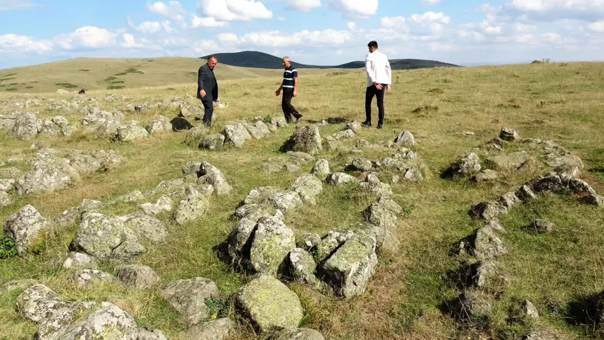 6 asırlık mezarlar defineciler tarafından talan edildi 2 6 asırlık mezarlar defineciler tarafından talan edildi 2