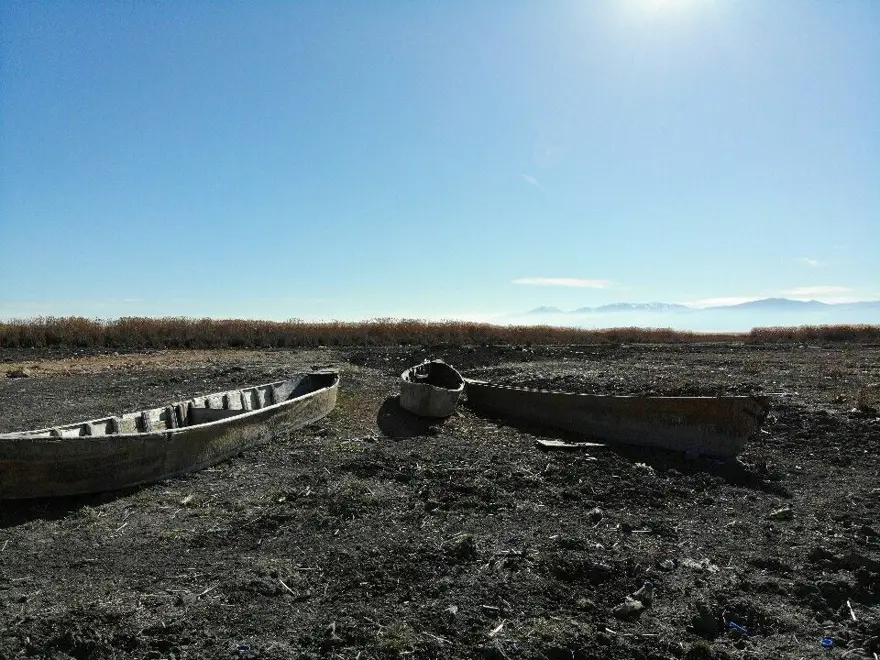 Eber Gölü'ndeki suların çekilmesiyle kayık mezarlığı oluştu 3