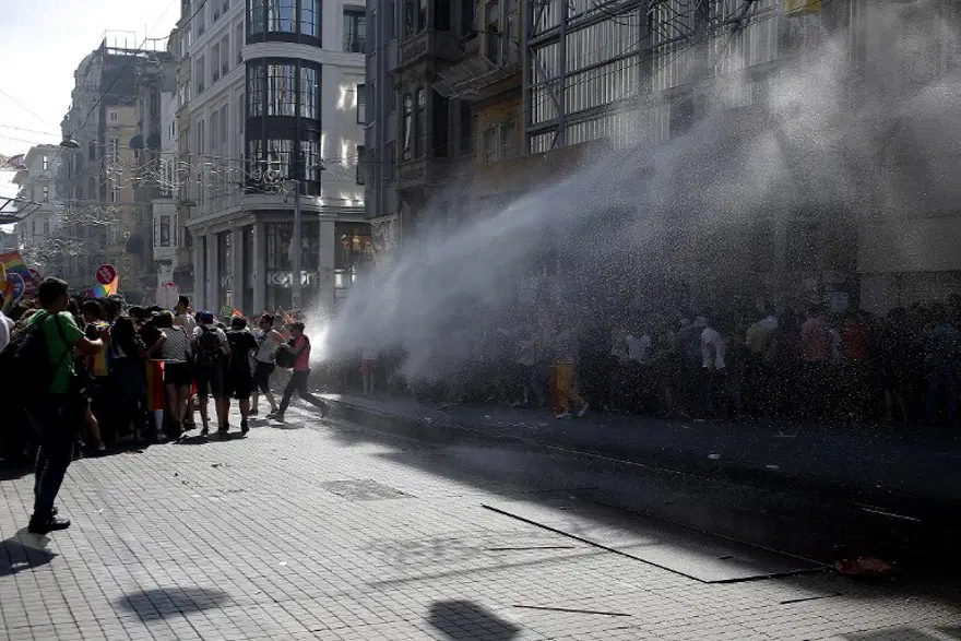 Taksim'deki LGBT Onur Yürüyüşü'ne polis müdahalesi 17