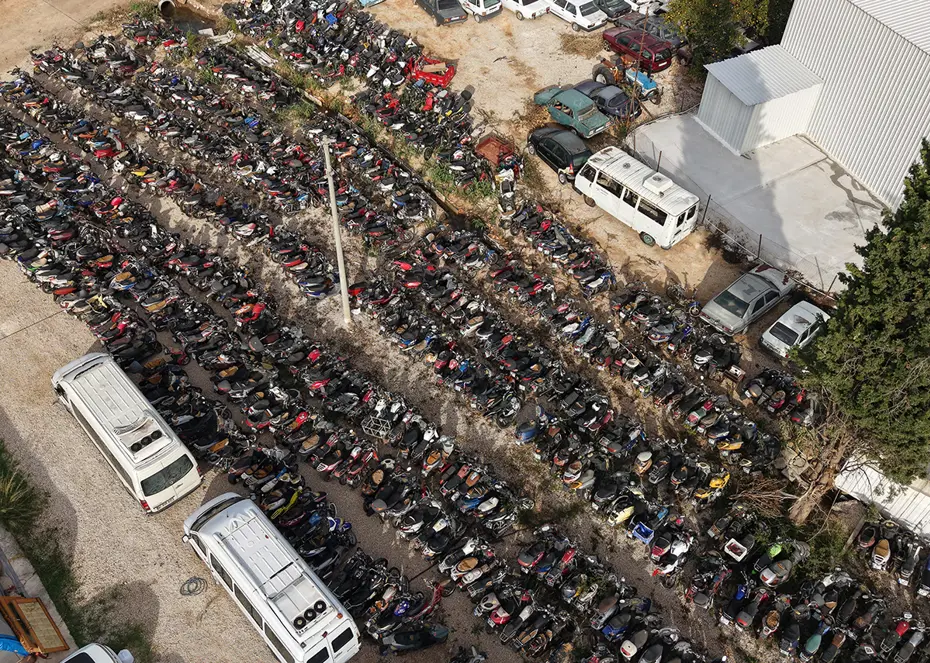 Yediemin araç mezarlığına döndü. Milyonluk araçlar çürümeye terk edildi