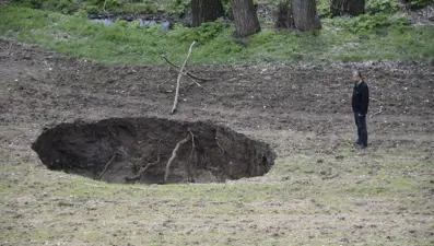 Tarlada 8 metre genişliğinde obruk oluştu
