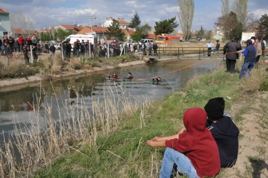 İki kız öğrenci kanala atladı, biri öldü 6