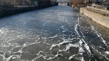 Kars Çayı buzla kaplandı