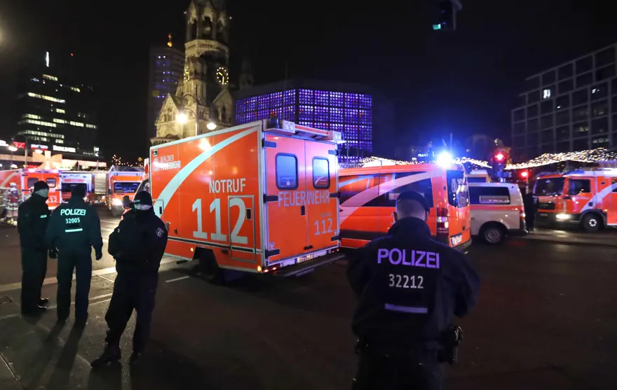 SON DAKİKA... Almanya'nın başkenti Berlin'de Noel pazarına TIR girdi 9