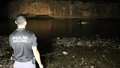 Baraj suyuyla debisi yükselen çayda 2 kardeşten biri kayboldu