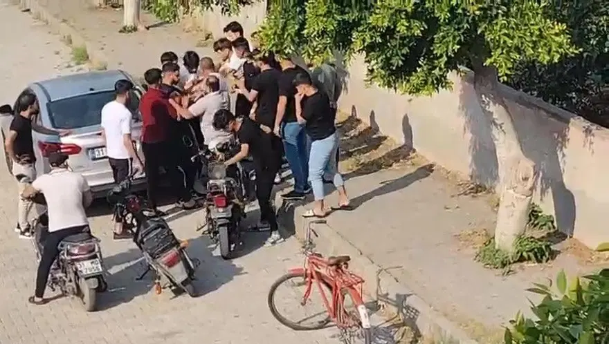 Tartışma meydan savaşına dönüştü: 17 kişi birbirine girdi 2