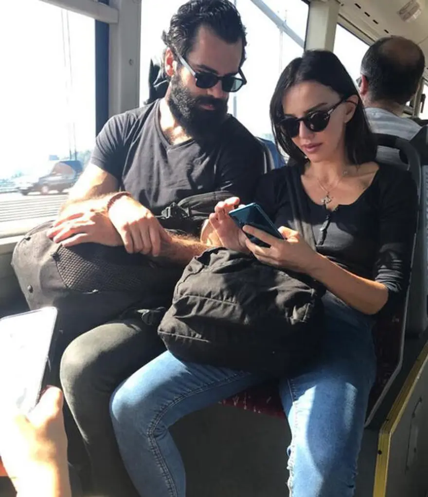 Oyuncu Merve Boluğur otobüste (Toplu taşıma kullanan ünlüler) 15