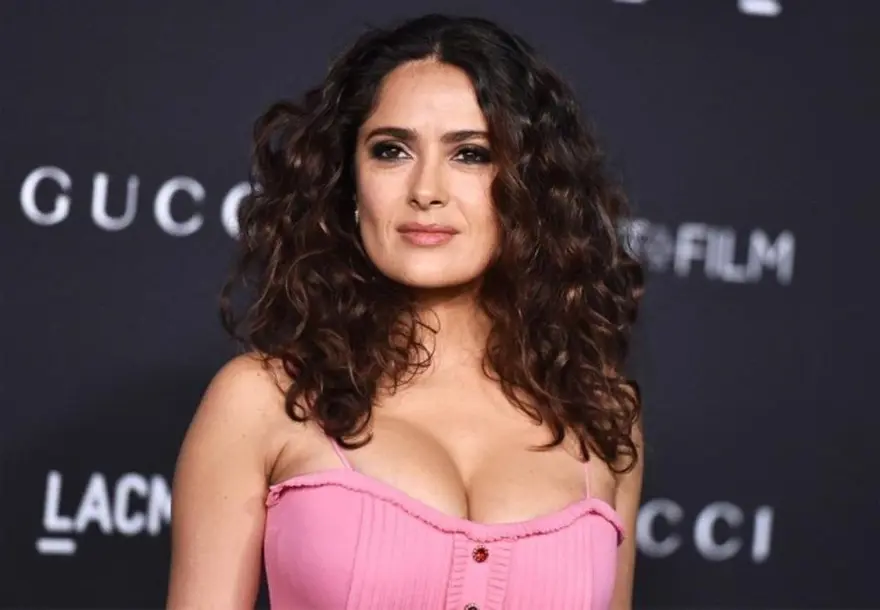 Salma Hayek: Menopozla birliktegöğüslerim büyüdü 5 Salma Hayek: Menopozla birliktegöğüslerim büyüdü 5