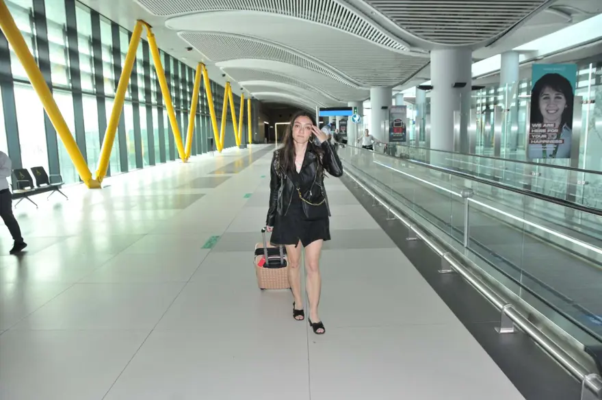 Merve Dizdar Türkiye'ye döndü: Hızlıca oyumu kullanacağım 