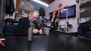 Meslektaş baba oğul 18 yıldır aynı dükkanda mesai yapıyor: 40 yıldır aynı heyecanla bu işi yapıyor