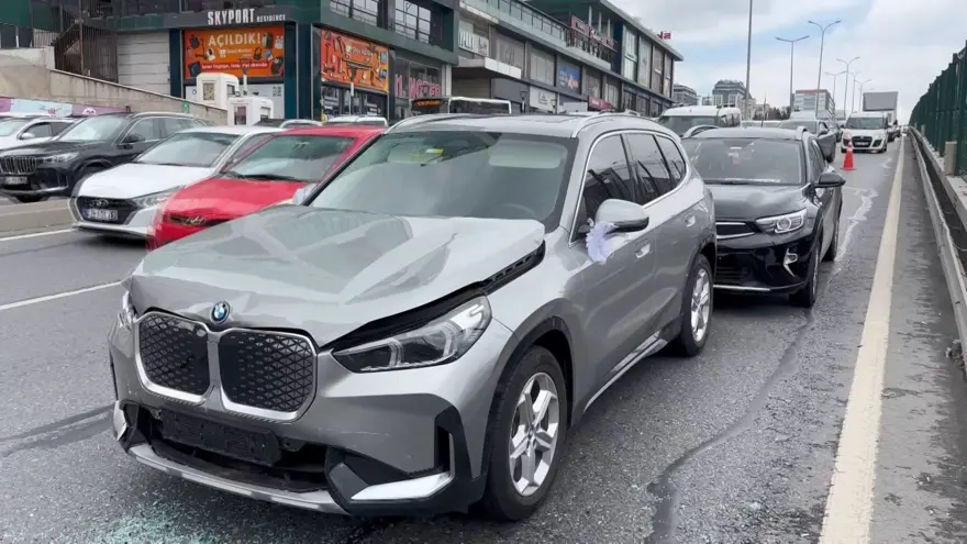 D-100'de 4 araç birbirine girdi: Yaralılar var 1 D-100'de 4 araç birbirine girdi: Yaralılar var 1