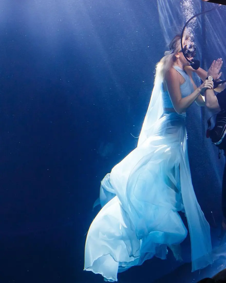 Hadise Coş Dalgalan klibi için elbisesiyle havuza daldı 5