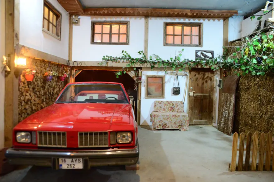 59 yıldır klasik otomobil ve eşya biriktiriyor: Bursa'daki evini müzeye çevirdi 12