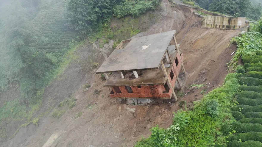 Rize'de 3 katlı bina heyelanda sürüklendi 4 Rize'de 3 katlı bina heyelanda sürüklendi 4