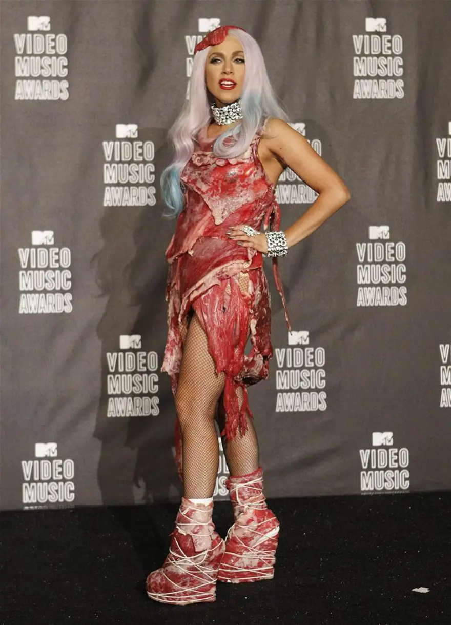 Lady Gaga'nın etten elbisesi! 13