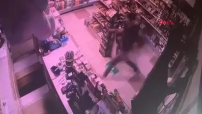 Akaryakıt istasyonunda yumruklu, bıçaklı kavga: Yaralılar var